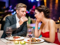ねぇねぇ、まーだ？　男性が食事デートに誘うタイミング・5選