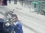 これが本当のゴーストライダー？？　無人のバイクが走り抜けていく…！