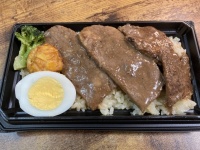 追いステーキソースが必須かも...　スーパー玉出の成型肉「牛赤身ステーキ重」の気になるトコロ