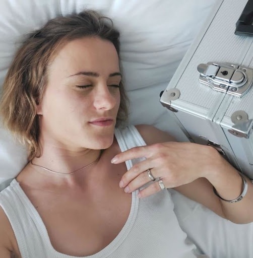 ブリーフケースと結婚した女性