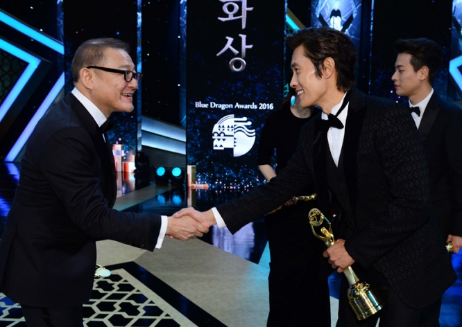 俳優・國村隼、韓国で最も権威のある映画賞「青龍映画賞」男優助演賞を受賞！　外国人俳優として史上初の快挙