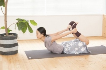 今年もヨガで“もうひとがんばり”！　背筋を伸ばす「弓のポーズ」