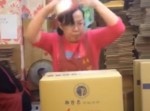 中国の梱包おばちゃん、まさかブルース・リーの生まれ変わりかwww