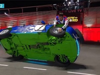 片輪で走行する車の窓からタイヤ交換で世界最速のギネス記録