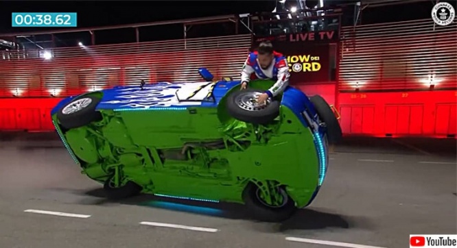 片輪で走行する車の窓からタイヤ交換で世界最速のギネス記録