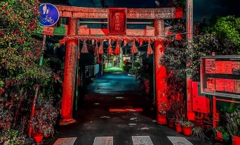 異世界への入口か？　不気味だけれど心惹かれる...夜の交差点に佇む鳥居が話題