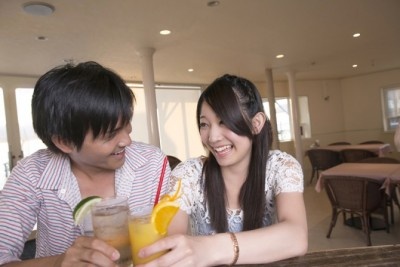 好きでもムリ!?　付き合ってない男性とのデートで「回し飲み」はできる？