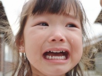 モデルのマギー　子ども時代は極貧生活　イジメにあい、あだ名は「ガイコツ」