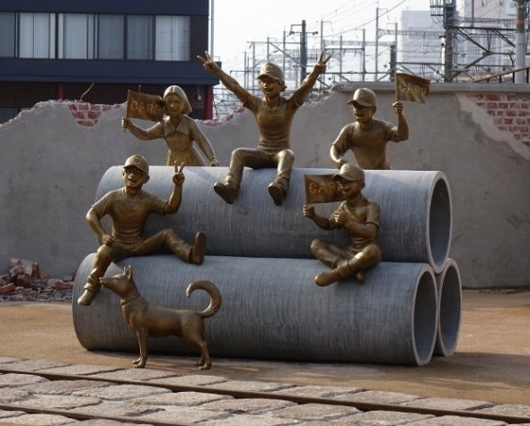 カープの屋内練習場前には、本作をモチーフとしたブロンズ像が立っている(HKT3012さん撮影、Wikimedia Commonsより)