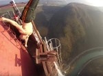 【危険】地上３６０メートルで逆立ちを披露するクレイジー男！