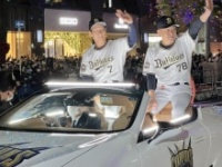 優勝パレードで先頭車に乗った吉田正尚と中嶋監督