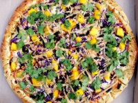 周期セミが大量発生中のアメリカで、セミをトッピングしたピザが考案される。そのお味は？