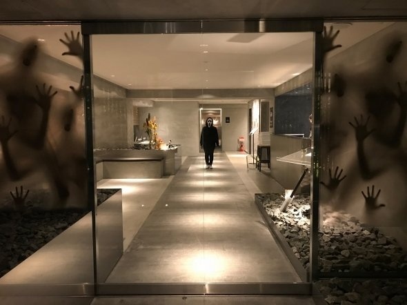 「白い顔」の人ではなく、映画「スクリーム」のマスクを付けたホステルのスタッフ。31日の宿泊者限定ハロウィンパーティーにこの姿で参加するという（以下、ピースホステル三条提供）