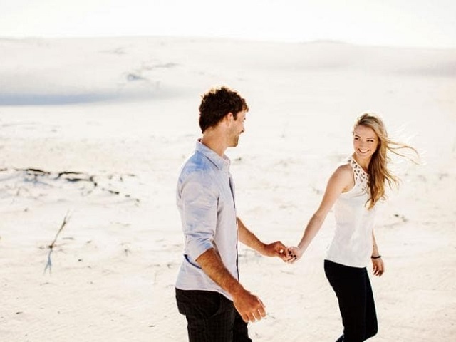 海辺を歩くカップル