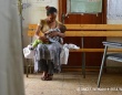 病院でカウンセリングの間に休憩を取り、母乳を与える母親。（エチオピア）(C)UNICEF_NYHQ2014-3654_Nesbitt