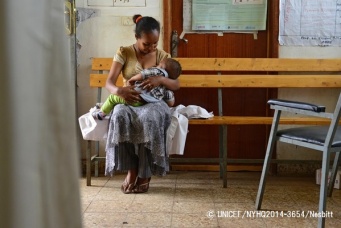 病院でカウンセリングの間に休憩を取り、母乳を与える母親。（エチオピア）(C)UNICEF_NYHQ2014-3654_Nesbitt