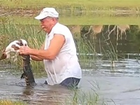 ワニの口をこじ開けて、愛犬を救った男性（アメリカ）