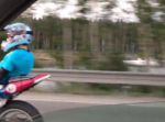良い子は”絶対にマネしちゃいけない”バイクの乗り方をする男を発見！