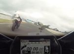 不運すぎる…！　バイクのレース中に鳥が衝突して転倒。