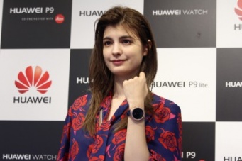 マギー、ファーウェイウォッチ新モデルに大興奮！　「アクセサリー感覚で毎日つけられる時計」