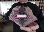 こいつ、能力者かよ…　カードが宙に浮いている？？