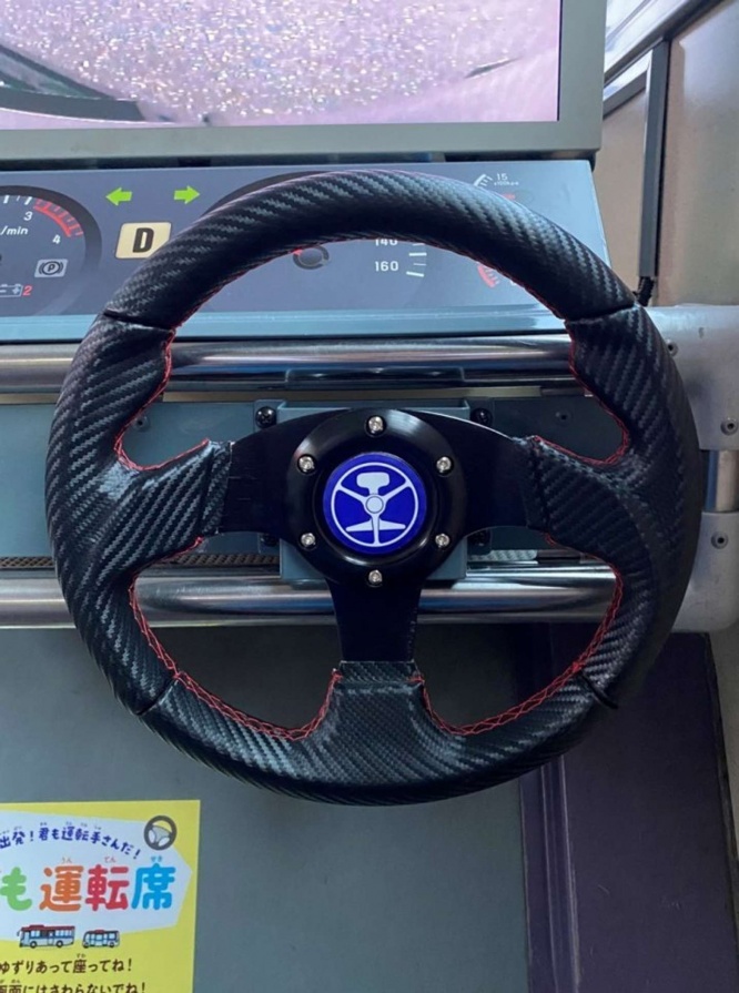設置スペースや安全性、耐久性を考慮し、乗用車用のハンドルを設置している（画像は新潟交通HPより、編集部でトリミング）
