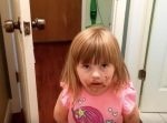 バレバレすぎる…！笑　ケーキを食べた事実を隠しきれない少女。