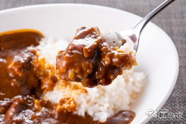 牛ばら肉の大盛りカレー　すくったところ