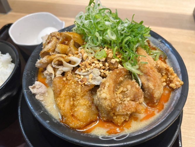 総重量1キロのうどん！？お肉たっぷりはなまるうどんの『爆担々』でプチ大食いチャレンジ