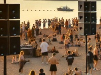 浜辺で騒ぐ若者たちをクラシック音楽で撃退！フィンランド警察が毎年夏に実施、効果を上げている