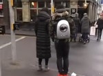 あれは何だ！？　見かけないリュックを背負っている人がいた…