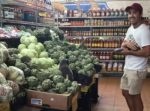 誰か止めろ…　野菜売り場で猫がブロッコリーにロックオン！