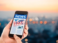 多くの人は自分がフェイクニュースを見抜くことができると思い込んでおり、それがSNSで偽情報の拡散に繋がっている