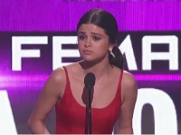 休養中のセレーナ・ゴメスがアメリカン・ミュージック・アワードで3ヶ月ぶりに復帰！　受賞スピーチが感動的と話題に