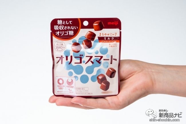 手の上にのった『オリゴスマートミルクチョコレートパウチ 32g』のパッケージ