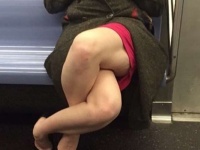 なにその足どうなってんの！？電車内で撮られた1枚の写真がネット上で話題に