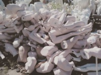 不要なマネキンが大量に積み重なったマネキンの墓場。ここから始まる復活プロジェクト