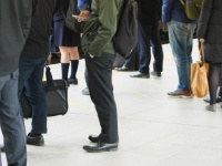 「電車の中で手招きしてきた、ヤンキー風の見知らぬ高校生。ぐずって寝ている娘を抱いたまま近づくと...」（岐阜県・50代女性）