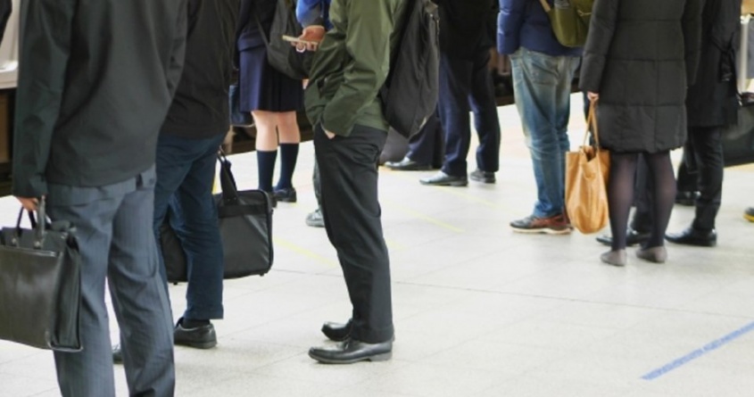 「電車の中で手招きしてきた、ヤンキー風の見知らぬ高校生。ぐずって寝ている娘を抱いたまま近づくと...」（岐阜県・50代女性）