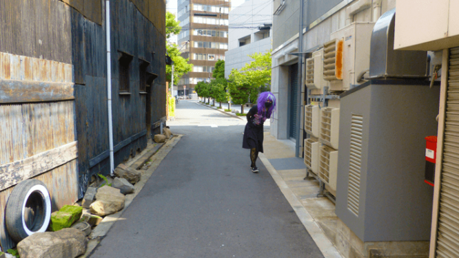 裏道を散歩している宇宙人。by Shinnoji