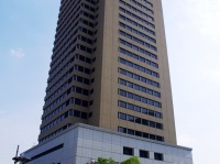 東大阪市役所（W236さん撮影、編集部で一部修正、Wikimedia Commonsより）