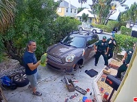 キャ～！ここから出して～！ただならぬ叫び声を聞いた住人が警察に通報するも犯人はヤツだった（アメリカ）