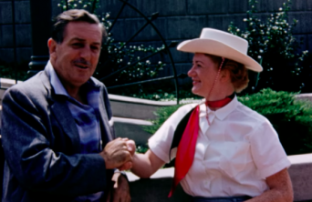 うちのおばあちゃんがウォルト・ディズニーと握手してるんだけど。1956年に撮影されたディズニーランドの貴重な映像