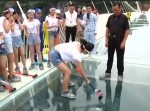 嘘だろ中国…　ガラスのつり橋、“巨大ハンマー”で叩いて渡る