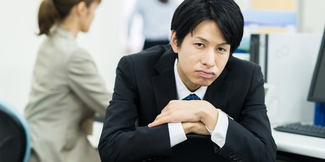 倦怠感を感じる男性