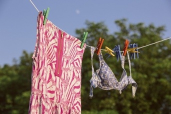 毎日着るものだけに、実際に手に取らずに買う勇気はないひとも少なくないのでは