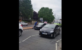 自動車教習所の教官が公道で堂々ひき逃げ！？まさかの瞬間を捉えた映像が衝撃的すぎる