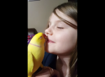 何度もおやすみのキスをするワカケホンセイインコが可愛い…！
