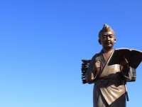 ​二宮金次郎像、学校から次々撤去。ながら歩きは危険などの理由