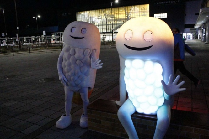 ずーしーほっきーの着ぐるみ(画像左)((c)2021一社)北斗市観光協会)